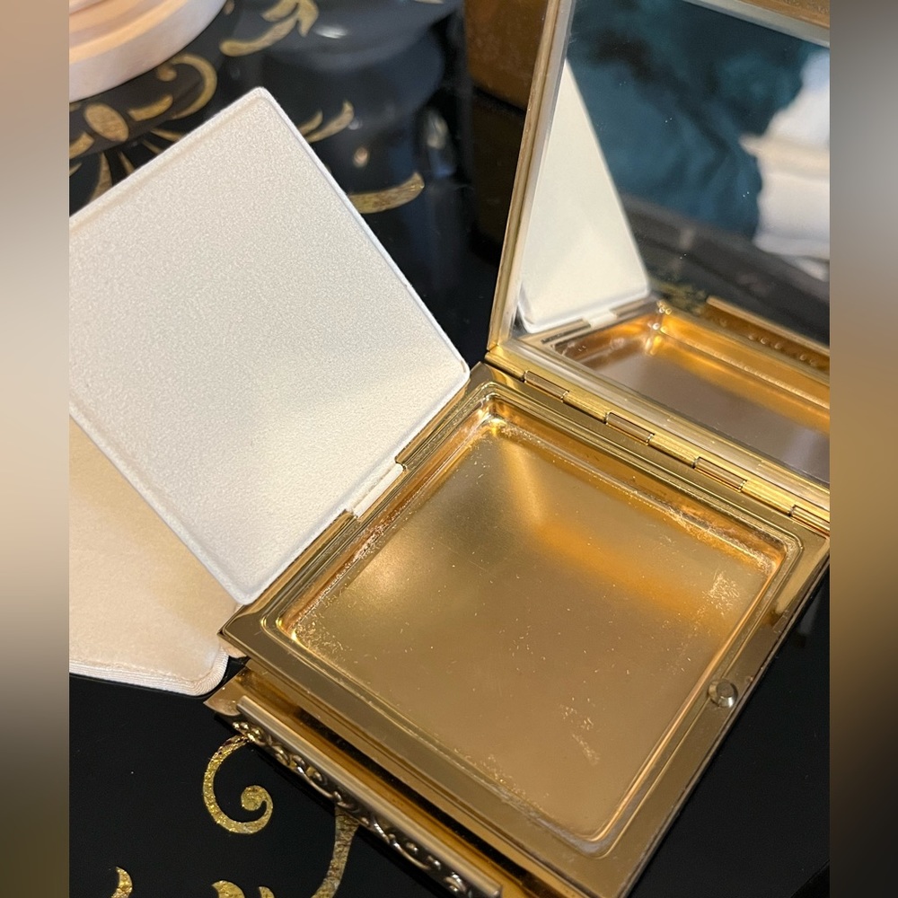 Avon Powder Compact with Scrollwork Latch Square Gold-tone Metal - Picture 5 of 8